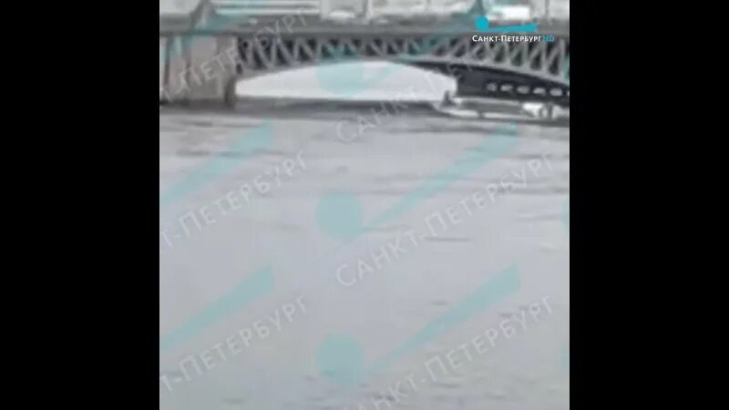 Теплоход врезался в мост в Ульяновске 1982. Трагедия теплохода врезавшегося в мост. Самарский теплоход врезался в мост. Теплоход в Ульяновске авария врезался мост. Корабль врезался в мост
