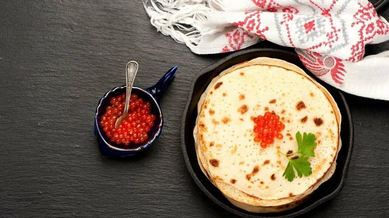 Красивые блины. Блины. Просим к русскому столу. Борщ с блинчиками. Красивые вкусные блинчики.