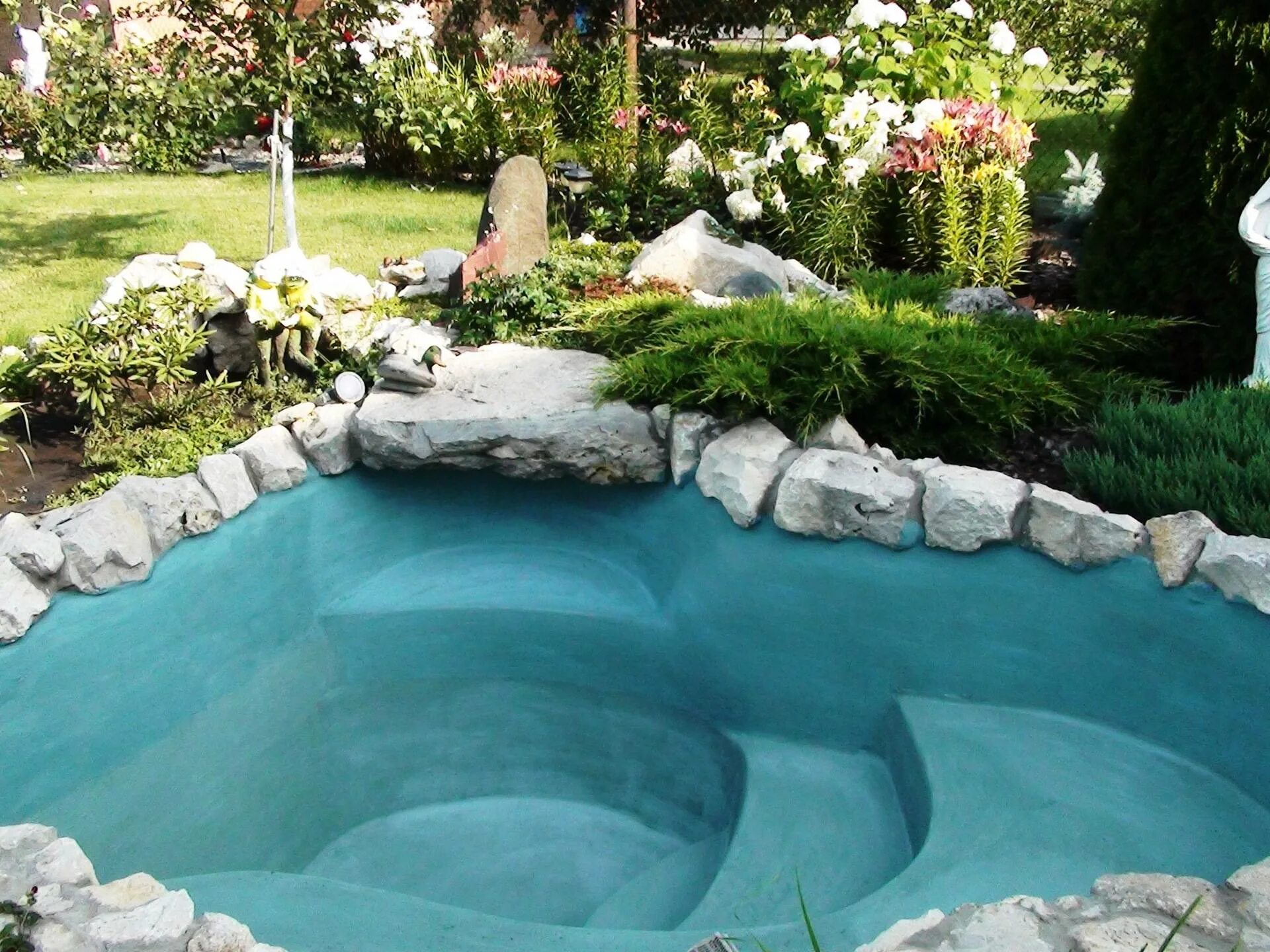 Искусственный пруд на даче. Декоративный прудик на даче. Прудик на даче. Декоративный пруд с водопадом. Прудик с водопадом во дворе.