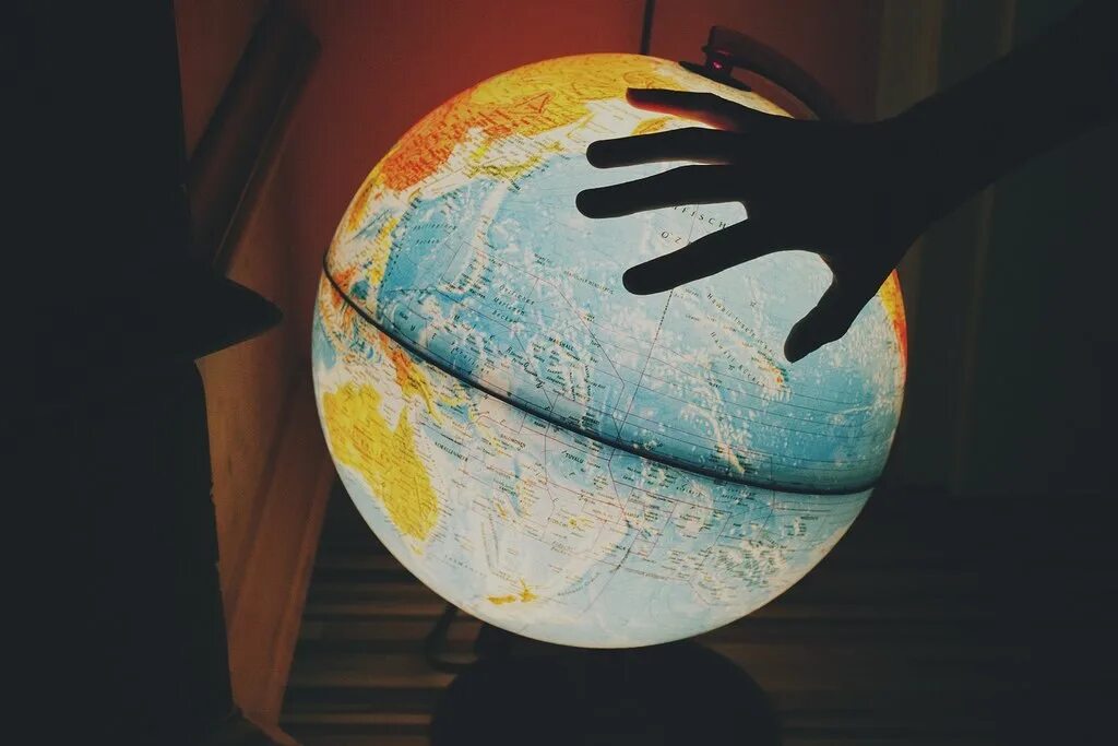 География Эстетика. Необычный земной шар. Светящийся Глобус в руках. Global main