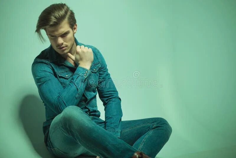 Полу привлекательны и. Полу привлекательны и. Отношения мужчины и женщины. Восхищение женщиной. Девушки сидит смеется в майке природа лето фото фас.