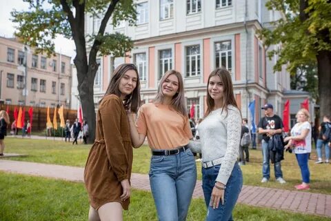 Студентки красно
