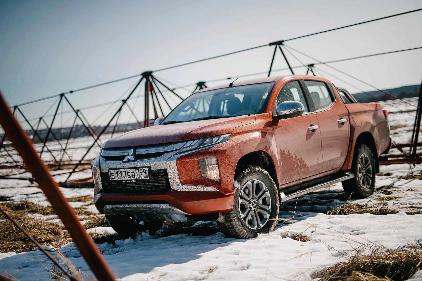 Тест драйв пикапов. Mitsubishi l200 2019. Тест драйв пикап. Пикап Мицубиси с кунгом. Митсубиси l200 2019 аккумулятор.