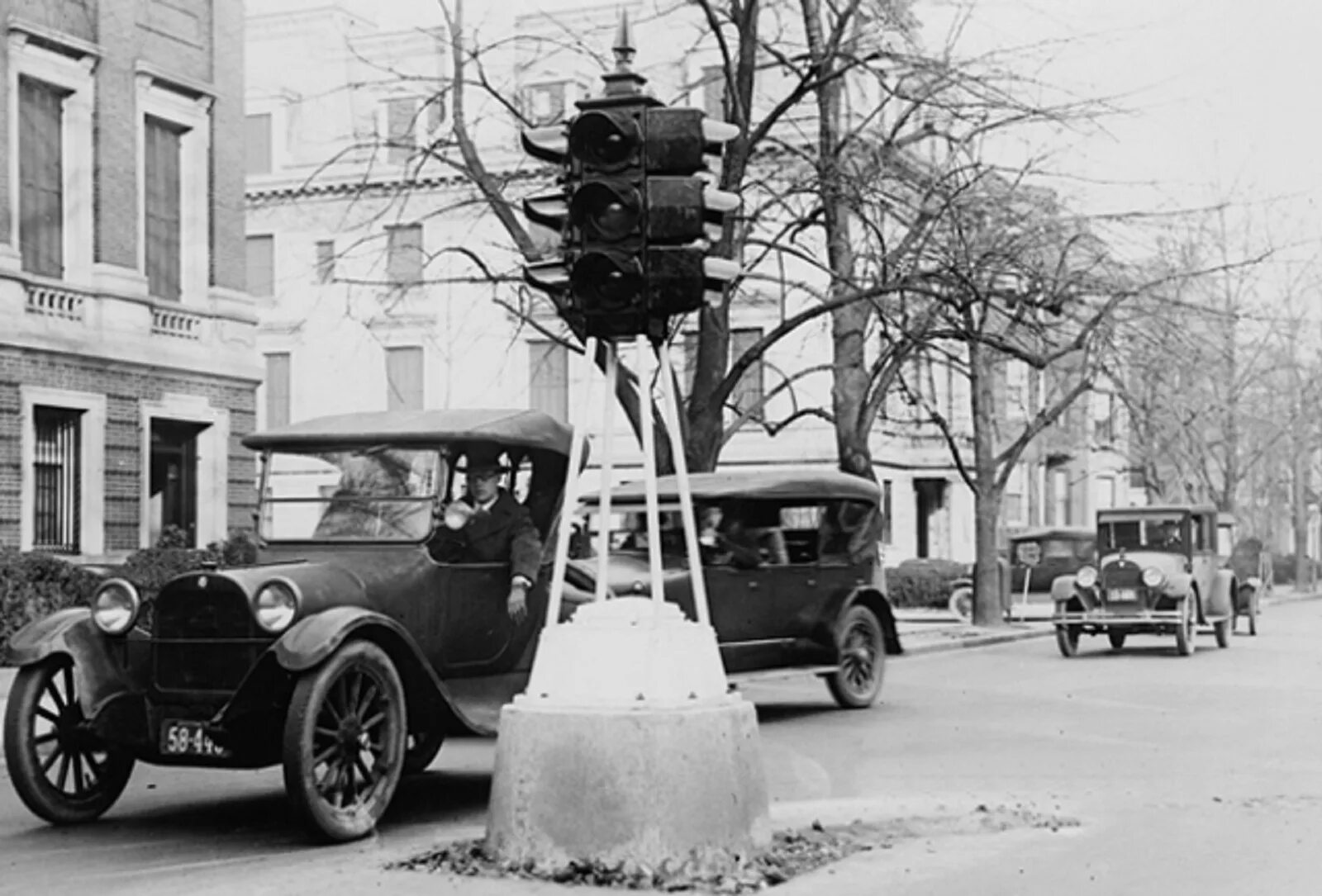 Первый трафик. Первый светофор в Ростове на Дону. Первый электрический светофор в США. Первый светофор 1920 года. Первый автоматический светофор.