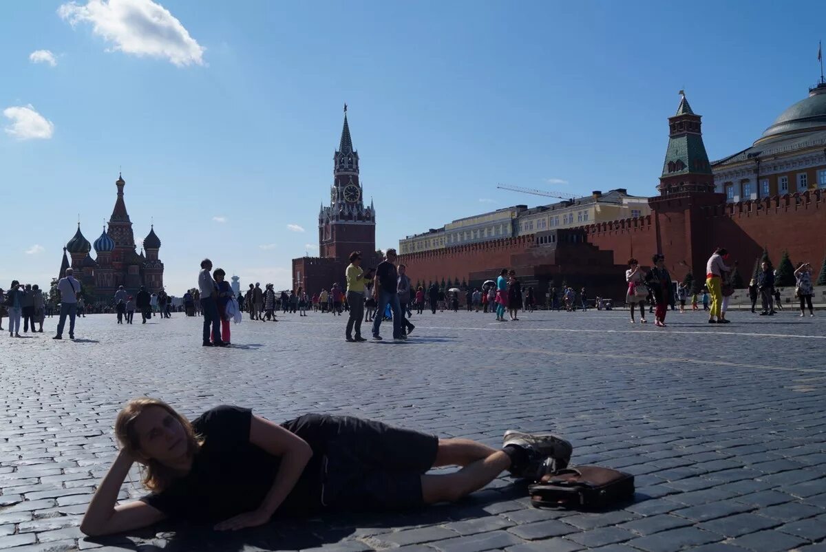 Человек пл. Люди на красной площади. Москва люди. Красная площадь прогулка. Фотосессия на красной площади.