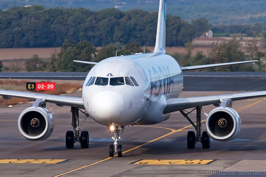 Airbus a320. Аэробус а320-212. 25е в а320. Аэробус а320 Airways. Хвост Airbus a320.