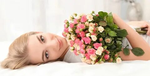 Красиво поза с цветами