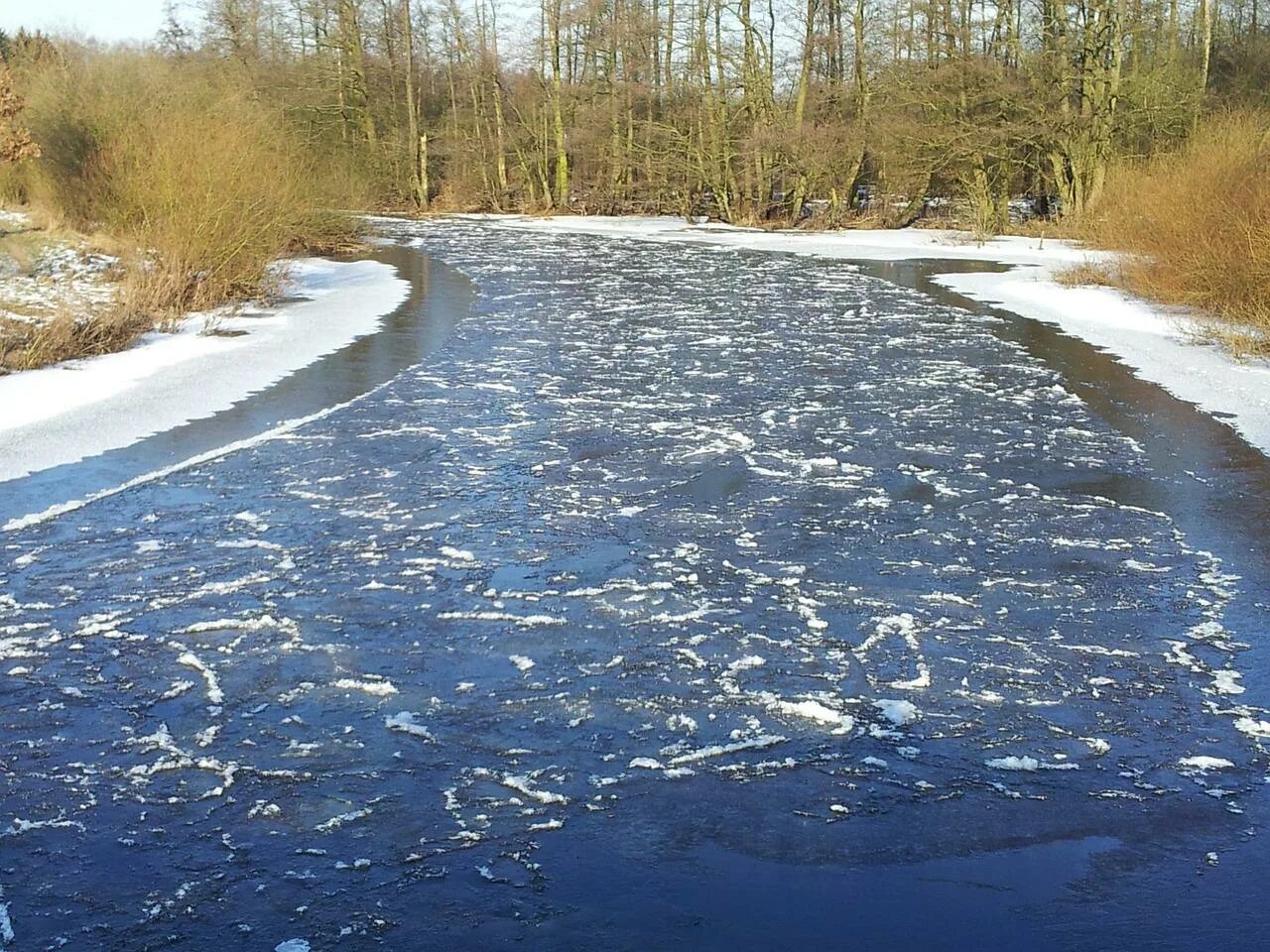 Вода в реке замерзла. Лед на реке. замерзшая река. река покрытая льдом. лед на речке.