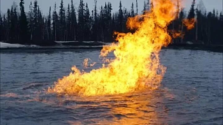 Топливо вода горит. Вода горит. Горящее озеро. Огонь может гореть на воде. Огонь горящий в воде.