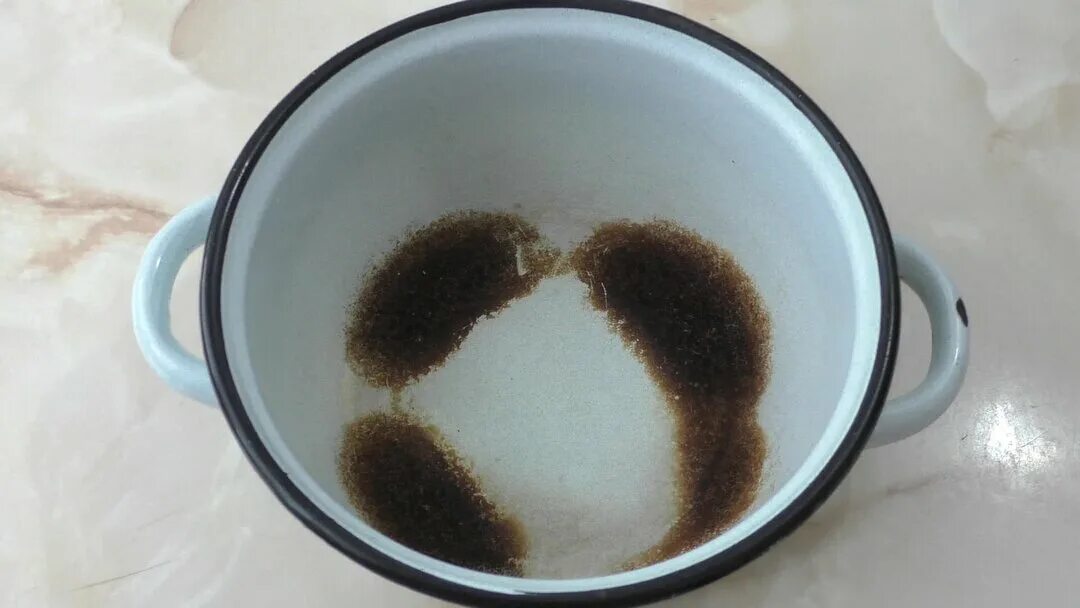 Пригоревшее молоко. От молока может пригореть кастрюля. Молоко пригорело. Пригорает молоко в кастрюле. Пригоревший жир.