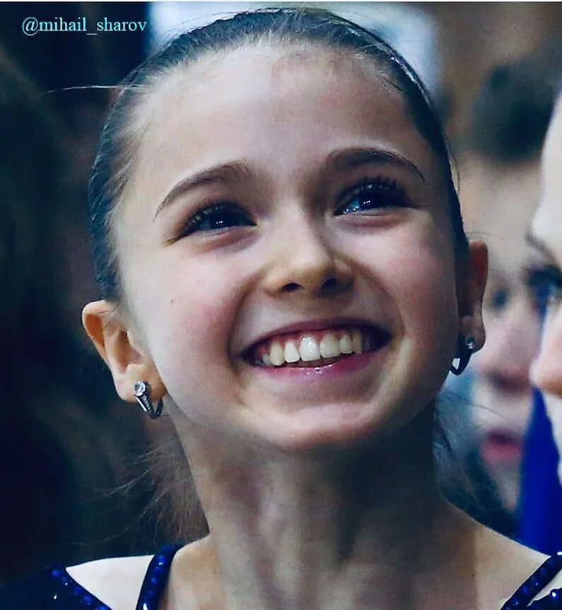 Мама в 16 камила. Камила валиева фигуристка. Камила валерьевна валиева с семьёй. Мама камиллы валиевой. Камила валиева с мамой.