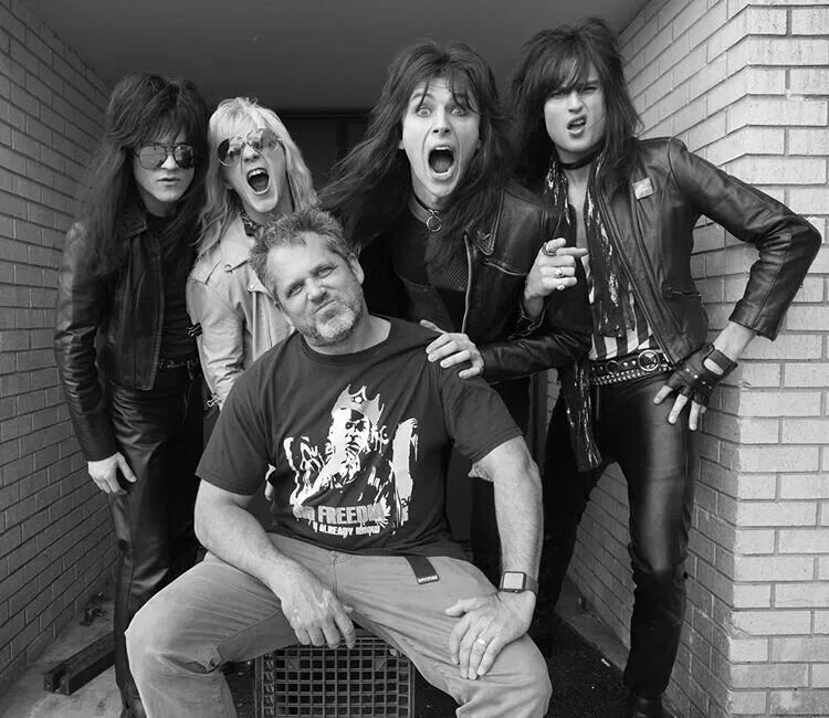 Dirt motley. Группа mötley crüe. Группа mötley crüe 2019. Motley crue the dirt. Dirt motley.