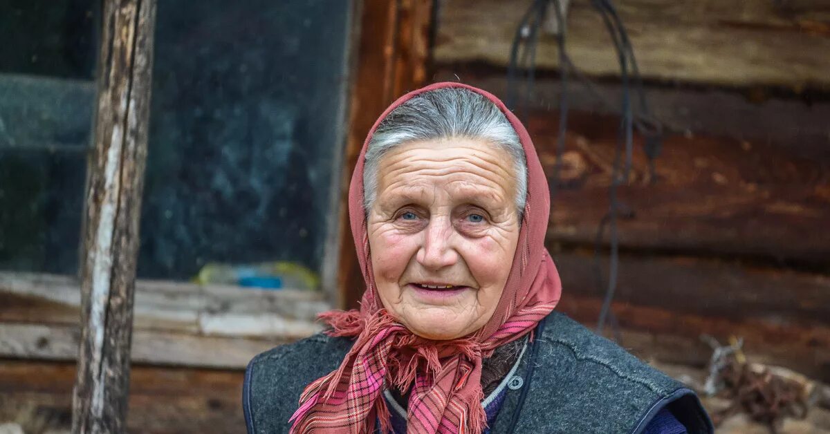 Бабка хочет большого. Пожилая женщина в платочке. Деревенская бабушка. Пожилая женщина в платке. Деревенская старушка.