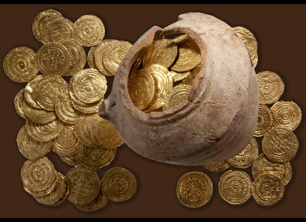 Монеты древний Рим клад. Горшок с золотыми монетами клад. Монета Золотая. Античные золотые монеты. Богатство древнегреческий