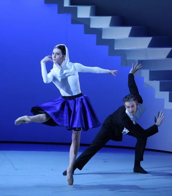 Адриано челентано 1980. Челентано танцует на гвоздях. Челентано укрощение строптивого танцует. Танец строптивых. Танец строптивых.