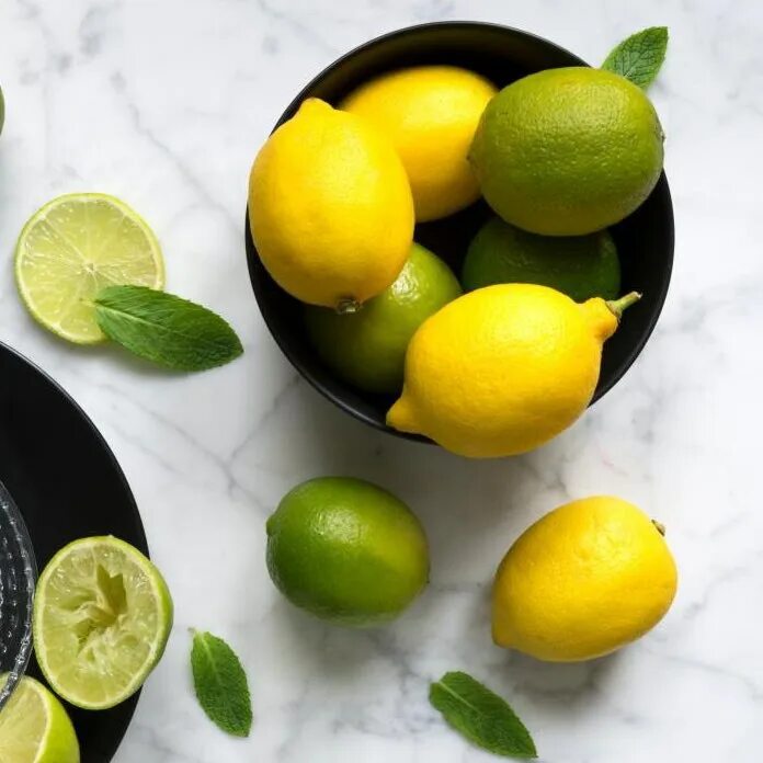 польза лимона. лимон и лайм нарезка. микранта цитрус. срез лайма. чем отличается лайм от лимона.