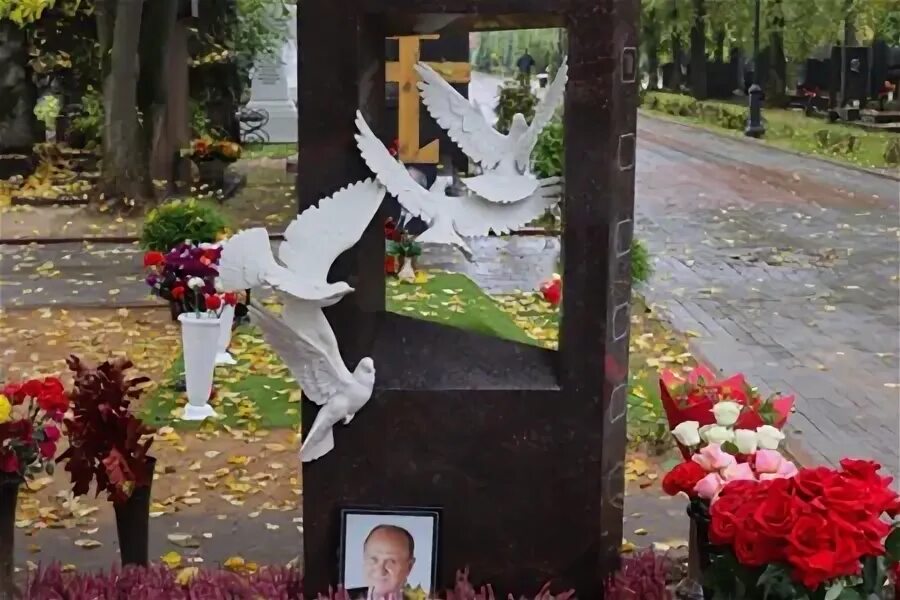 Памятник меньшову владимиру на новодевичьем кладбище фото Меньшов и голуби: памятник режиссеру открыли на его могиле на Новодевичьем кладб