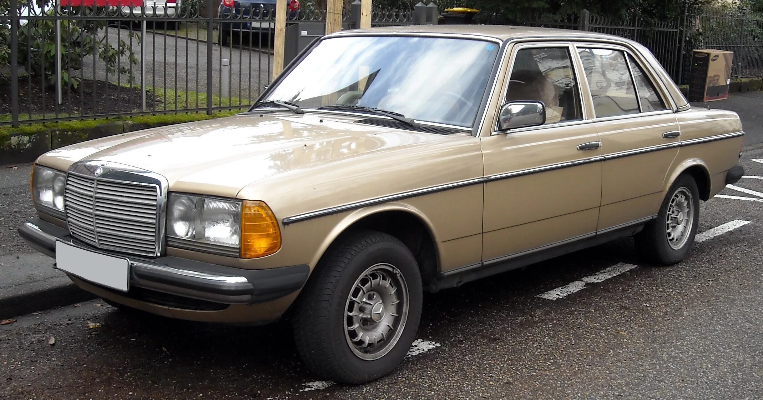 Мерседес 123 дизель купить. Mercedes-Benz w123 1982. Мерседес 1982 w123. W123 Mercedes дизель. Мерседес 123 дизель 2.0.