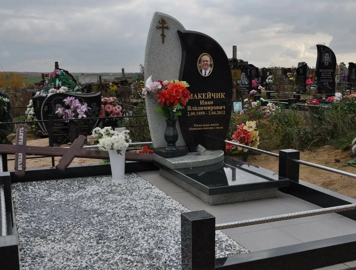 Памятники из гранита. Памятники в бобруйске с ценами. Неон гранит бобруйск памятники. Памятники на могилу из гранита эксклюзивные. Памятники в бобруйске с ценами и фото 1 метр.