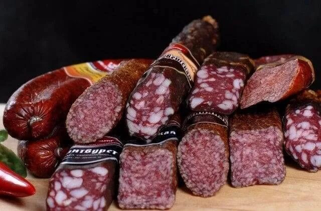 Рейтинг сырокопченых колбас. Сырокопченая колбаса. копченая и сырокопченая колбаса. сырокопченая колбаса дорогая. сырокопченые колбасы ассортимент.