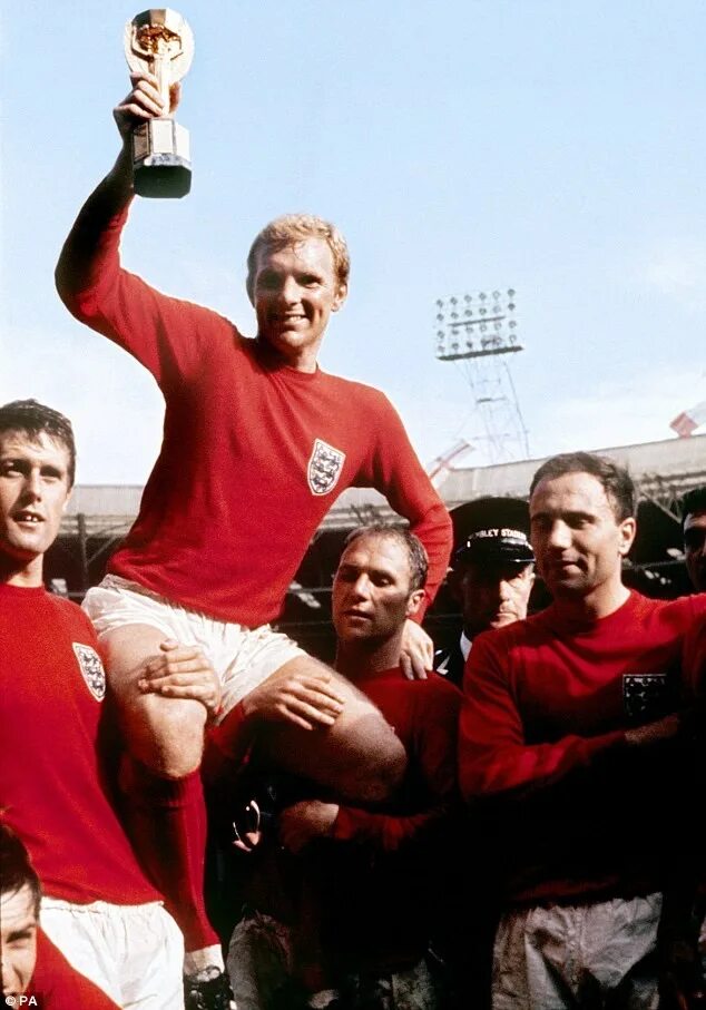 Чм по футболу 1966. Бобби мур 1966. бобби чарльтон чм 1966. сборная англии чемпион мира 1966. бобби чарльтон 66 год кубок мира.