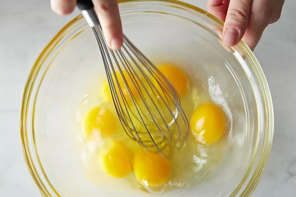 Взбитые яйца. Взбивание яиц. Взбитые яйца в миске. Взбейте яйца. Кремовые яйца