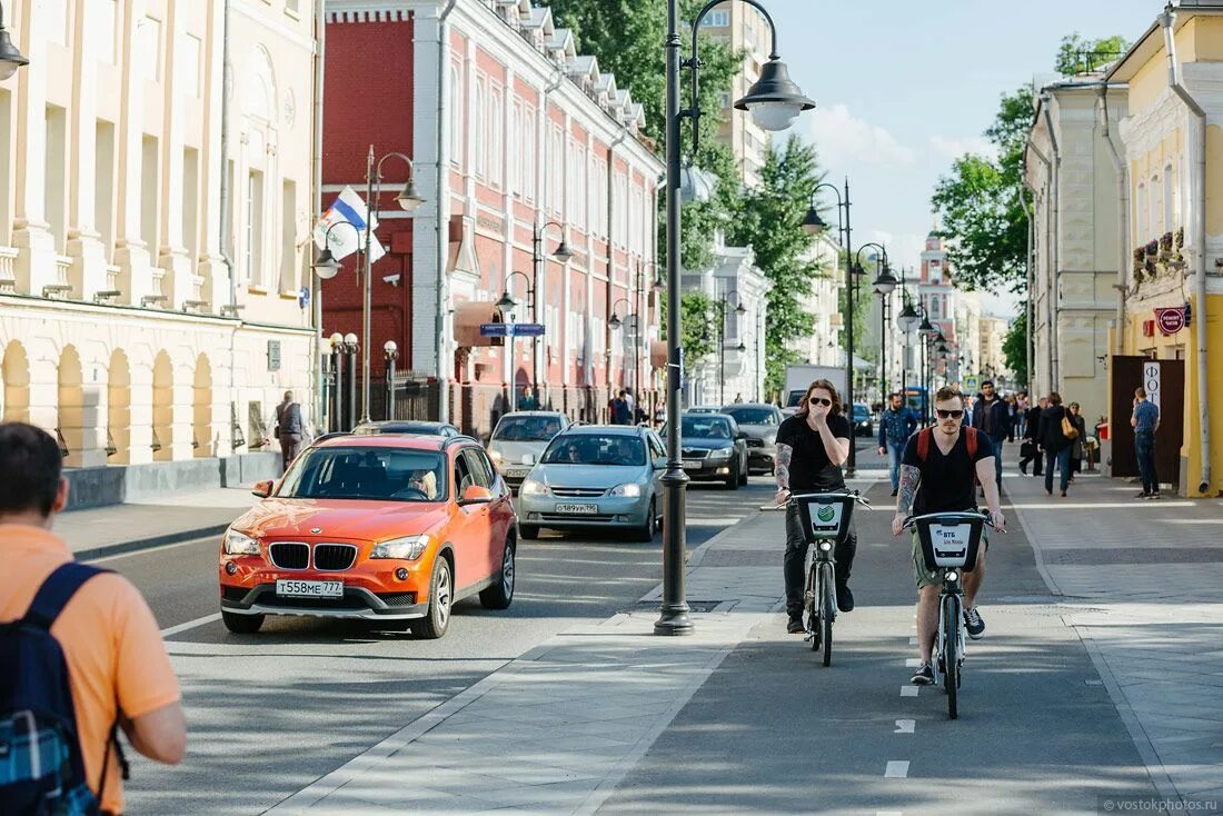 Велодорожка Пятницкая. Лужники велодорожка. Современная улица. Современный город с людьми. Street let