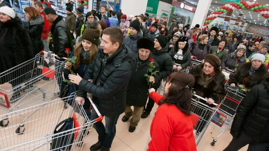 Как работает ашан 23 февраля. Ашан барнаул открытие. битва в ашане. ашан менеджер.