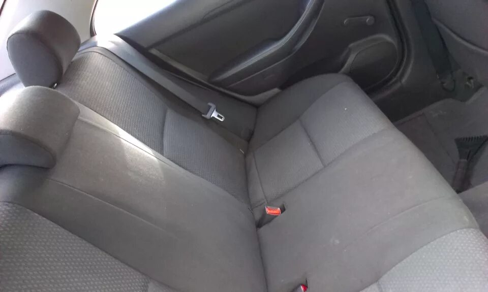 Переднее сиденье тойота авенсис т270. Сиденья тойота авенсис 2007. Тойота авенсис чехлы на сиденья. Авенсис 2005 задний ряд сидений. Кожаные сиденья авенсис т250.