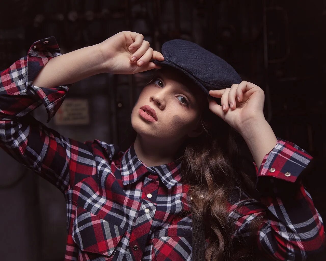 Парень в кепке. Рука с крышкой. Hands caps. Mr handy addversment. Лекарство и бад картинки.