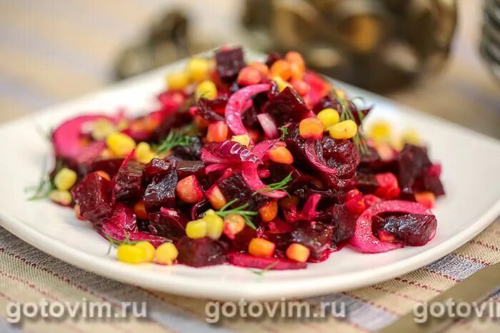 Салат со свеклой и кукурузой. Салат со свеклой и кукурузой. Вареная свекла с кукурузой. Салат свёкла с кукурузой консервированной. Салат свёкла, куринная грудка.