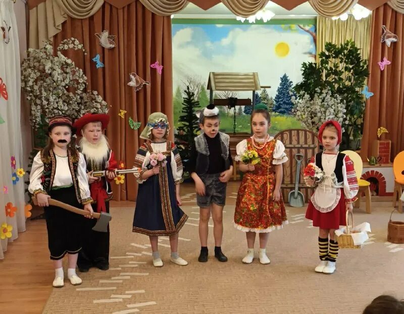 Театральный кружок в начальной школе. Театральный кружок. Выступление театрального кружка. Буратино театр барабаса. Детский театральный кружок.