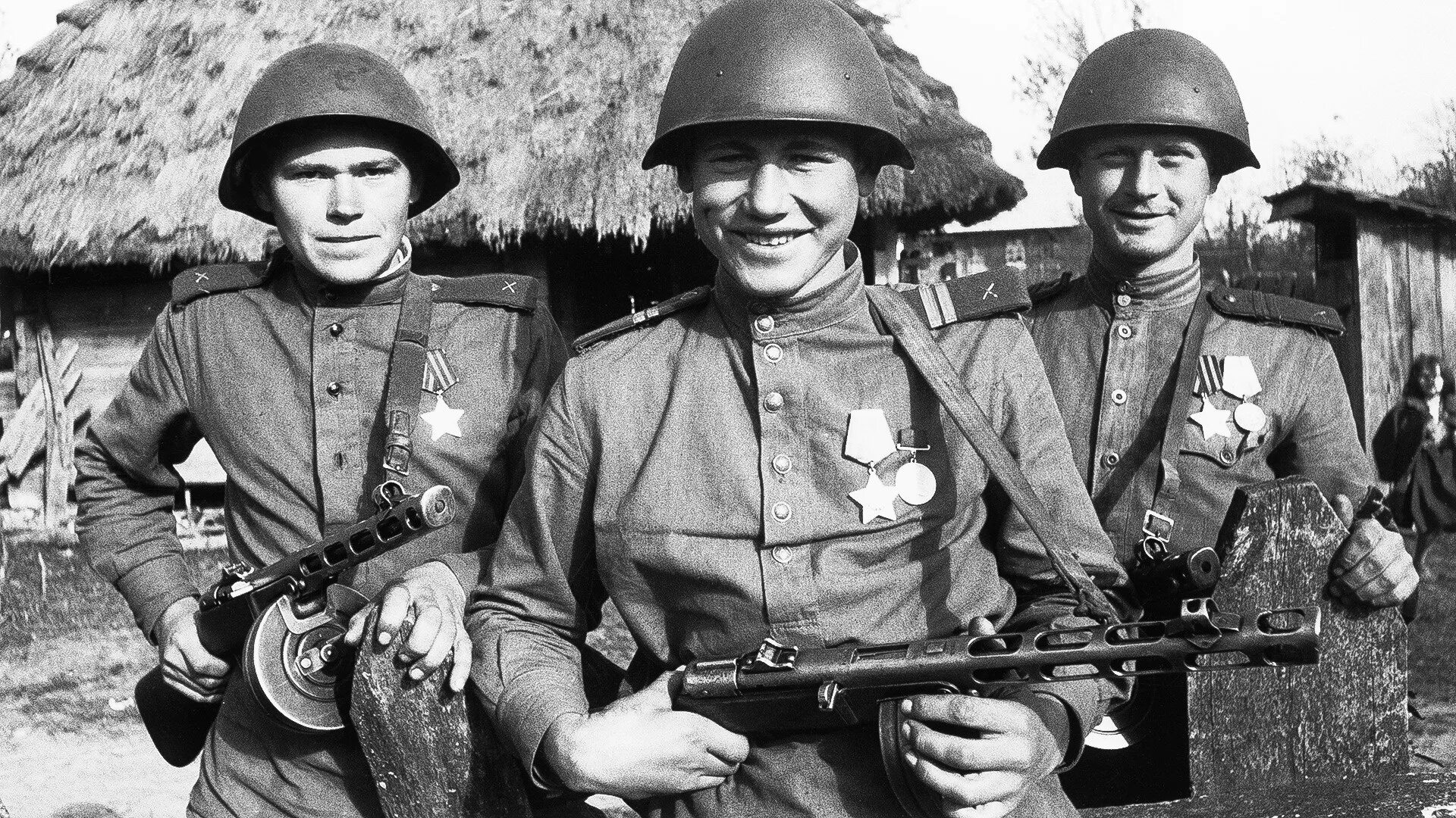 Вторая мировая 18. Солдаты РККА В касках СШ 40. Боец РККА 1941 В каске. Каска солдат Советской армии 1945. Боец РККА 1945.