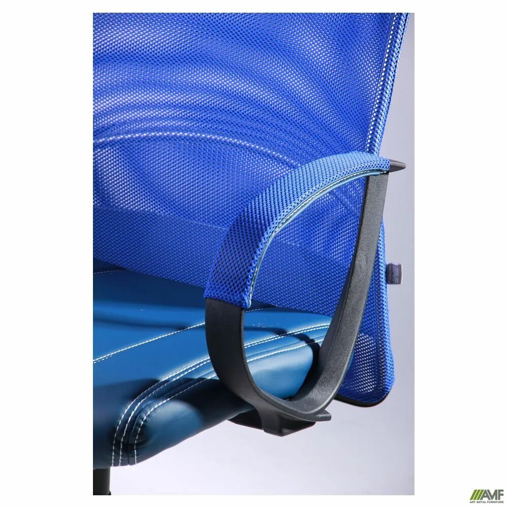Сетчатая спинка. Кресло офисное белое синяя сетка. Синий стул сеточный. Стул в синюю сеточку. Стул белый синий сетка кожа.