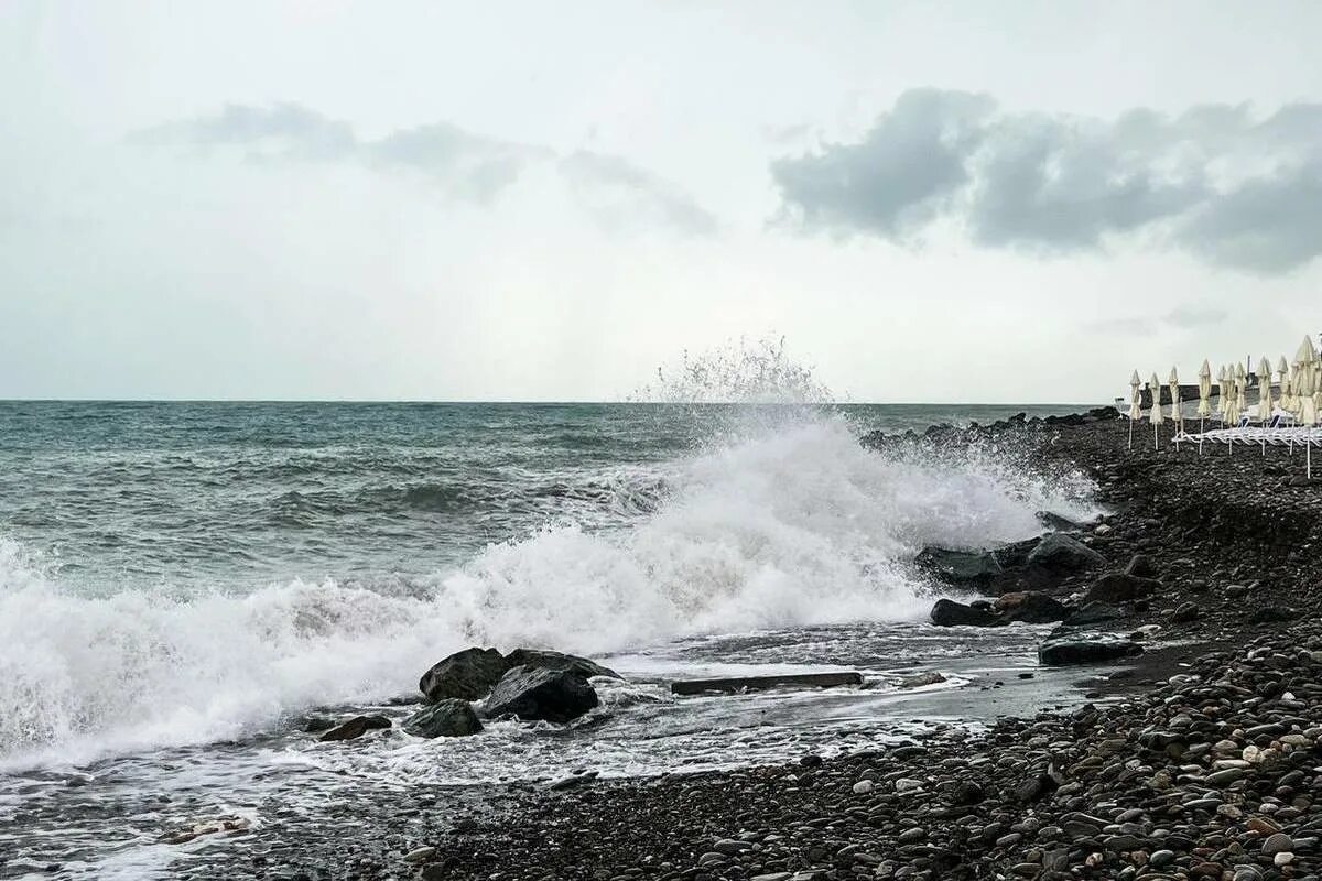 Лазаревское побережье шторм. Сочи море. Абхазия море. Грязное море в Сочи.