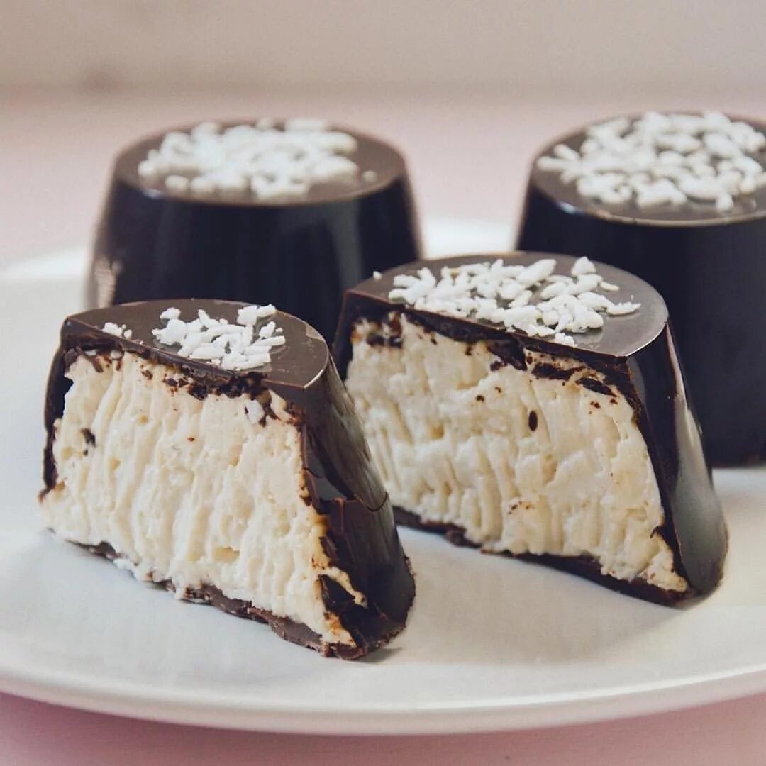 Сырки глазированные сырки. Глазированные сырки с кокосовой стружкой. Пп сырки глазированные. Десерты глазированные творожные сырки. Сырок шоколадный глазированный.