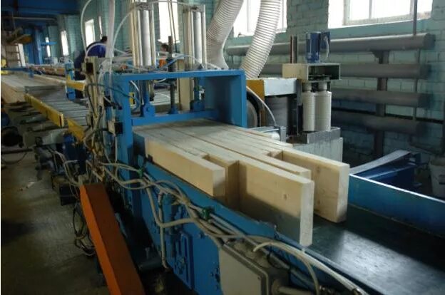 Работник мебельного цеха. Оператор автоматической линии деревообработки. Укладчик пиломатериалов. Станок автоматических линий. Мебельное производство оператор станка.