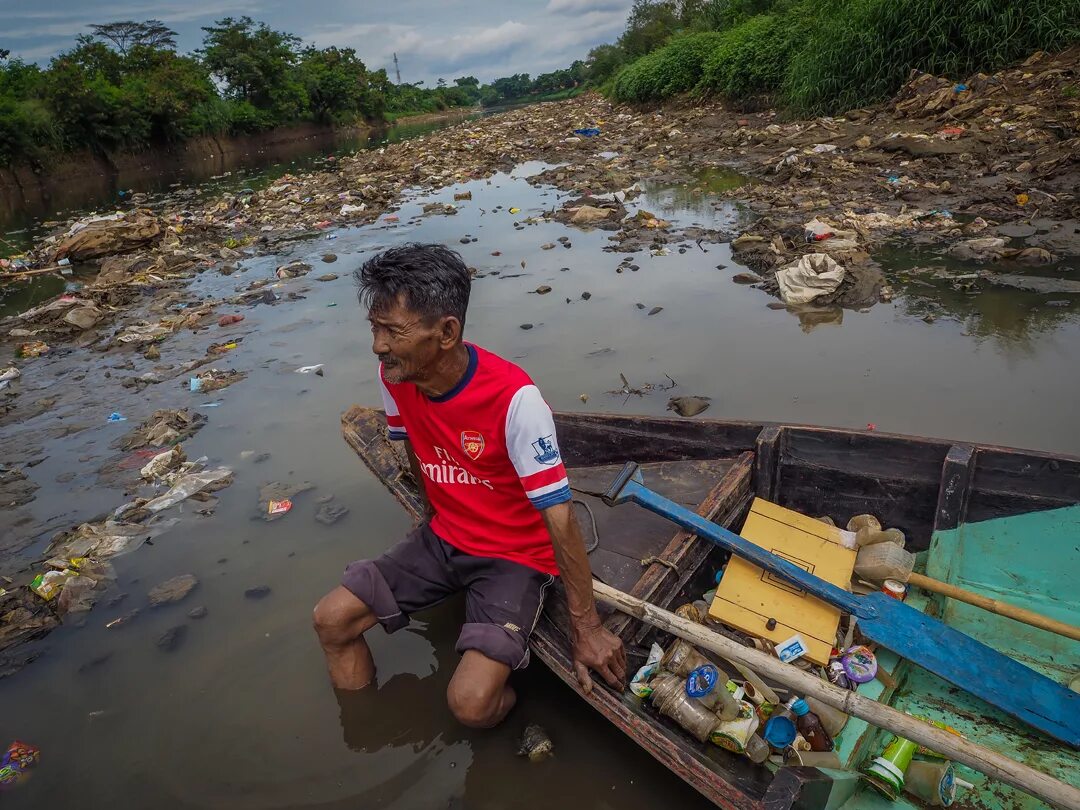 Река Цитарум Индонезия. Река Читарум в Индонезии. Река Цитарум самая грязная река в мире. Река Цитарум самая грязная.