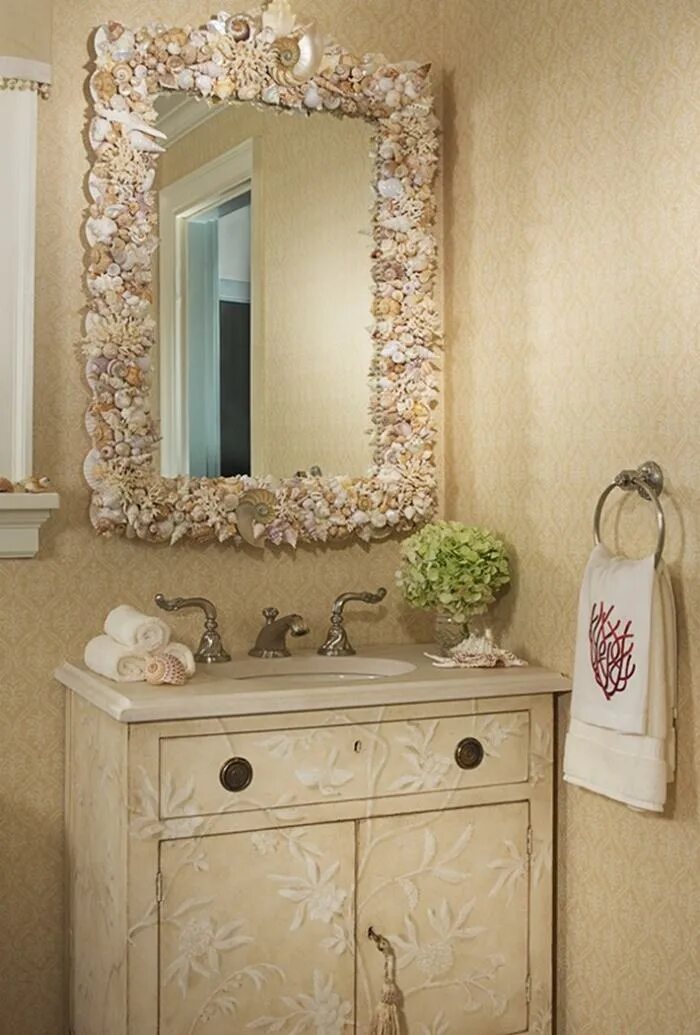 Как задекорировать ванну. Декор в ванную комнату. Декор зеркала в ванной комнате. Декор зеркала в ванной канат. Декорирование ванной комнаты.