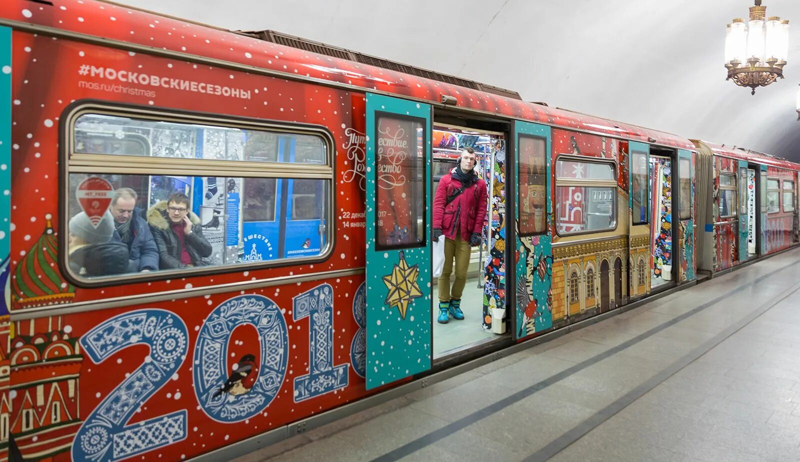 В новогоднюю ночь до скольки работает метро. Московский транспорт новый год. новогодний поезд метро в москве декабрь 2020. новогоднее метро санкт-петербург. новогодний поезд санкт петербург москва.