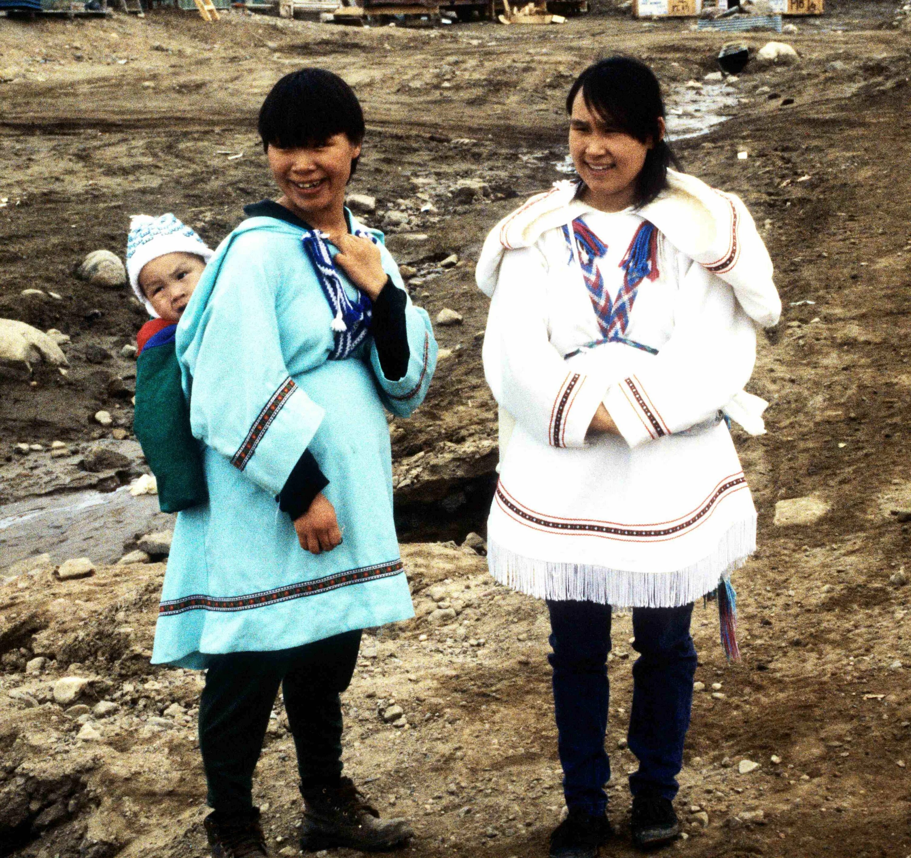 Инуиты — Канадские Эскимосы. Инуиты Нунавут. Инуиты Гренландии. Аляска Эскимосы население.
