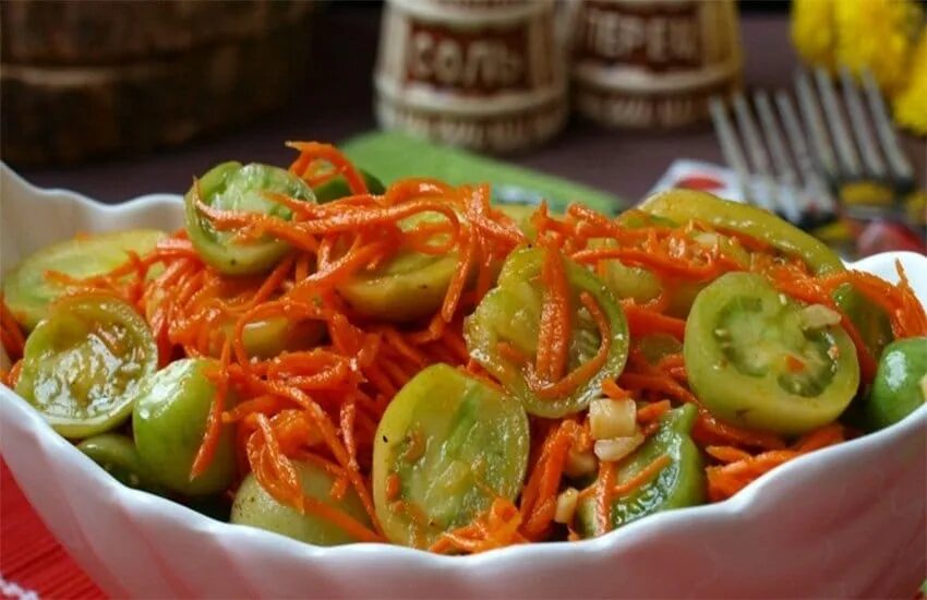 рецепт помидор с корейской морковкой. салат из зелёных помидор по корейски. томаты по-корейски. рецепт помидор с корейской морковкой. морковка по-корейски с помидорами на зиму.