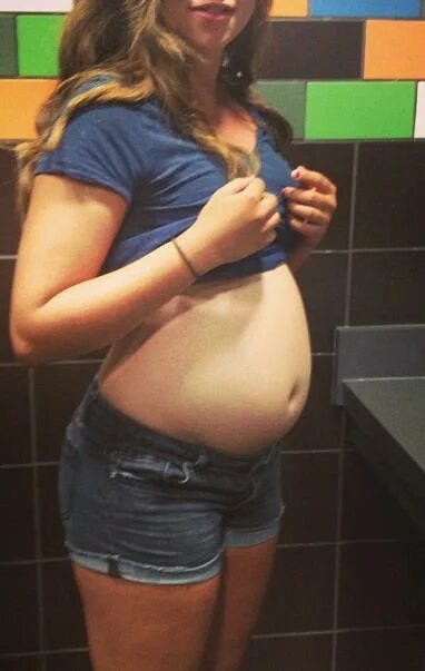 Full belly girls. Whitney morgan белли стаффинг. Стаффинг живота школьницы. Девушка с пивным животом. Abbyy allison белли стаффинг.
