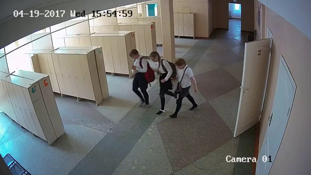 Девушка в раздевалке скрытая. Видеокамера в раздевалке. камера в раздевалке в школе. скрытые видеокамеры в школьных раздевалках. скрытые видеокамеры в раздевалках в школе.