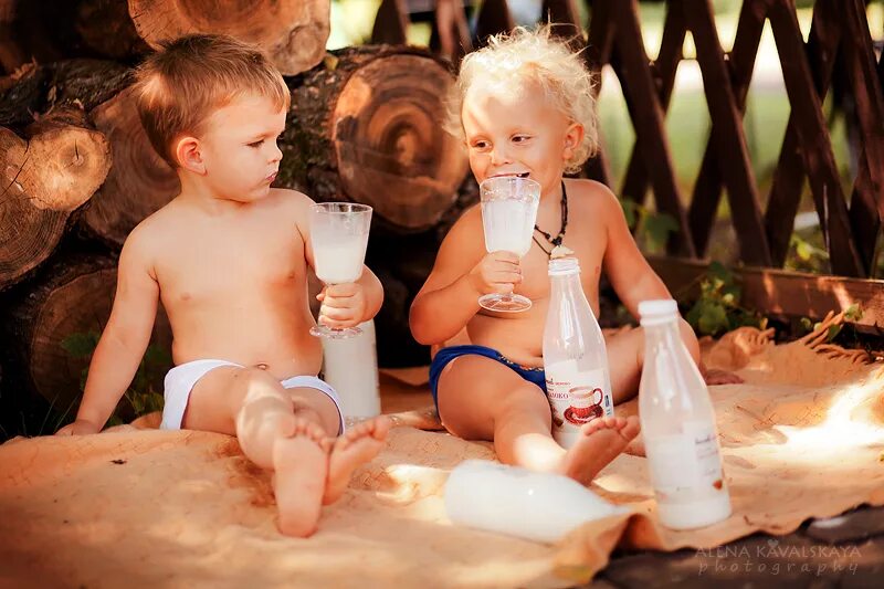 Мама молока пить. Молоко для детей. Молоко семейное. Ребенок пьет молоко. Семья молоко.