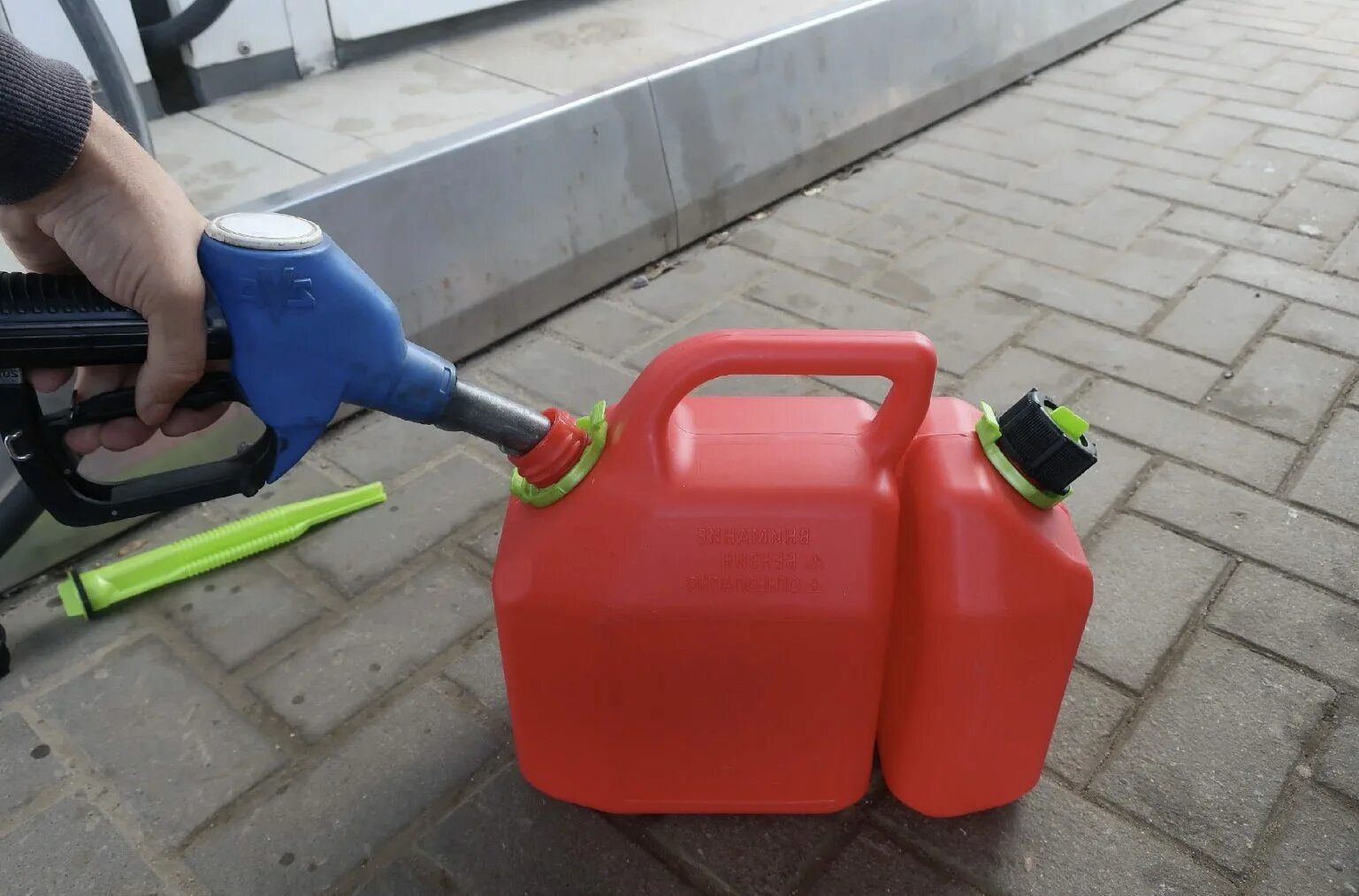 Заправка из канистры. Заправить пластиковую канистру. Канистра для бензина. Бензин в пластиковой канистре. Канистра для гсм 3 литра.