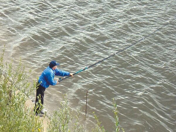 При ветре рыба клюет. Ветер для рыбалки. Рыбный ветерок. Рыбалка при Восточном ветре летом. Ветер рыбалка фото.