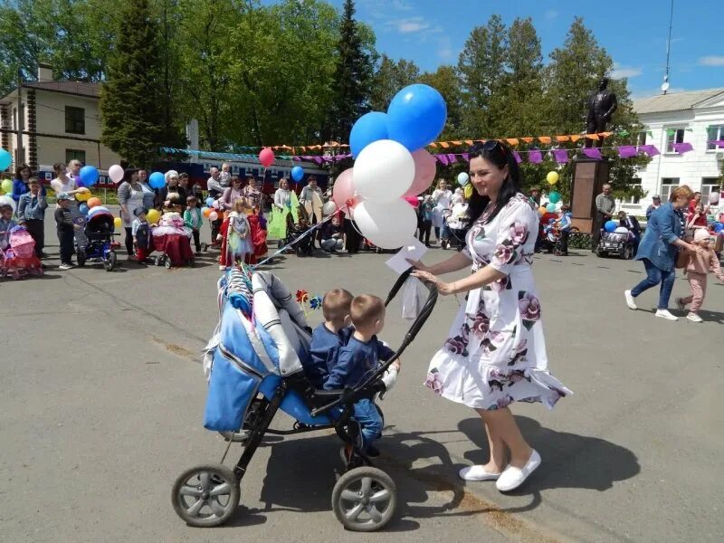 Погода горшечное курской области на 14. Праздничный парад детских колясок. Парад колясок Октябрьский район Курской области. Парад детских колясок национальный колорит. Парад колясок в Медвенке Курской области.