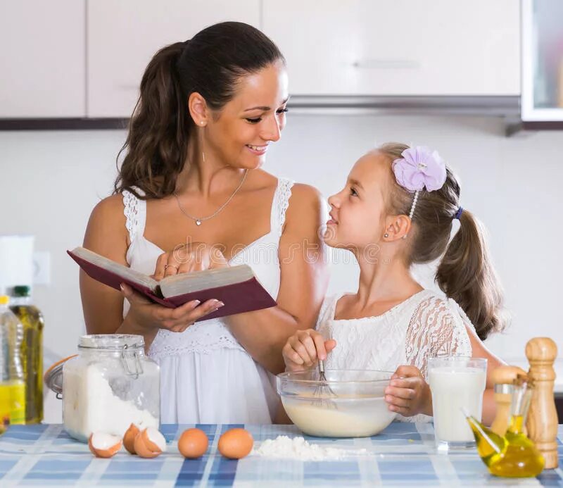 Дочка домохозяйка. Фотосессия на кухне. Фотосессия на кухне девушка. Домохозяйка. Женщина на кухне.