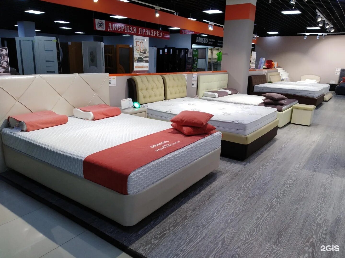 кровать тканевая обивка. кровать с мягкой спинкой. большой магазин кроватей. магазин кроватей и матрасов. кровать летто зип.